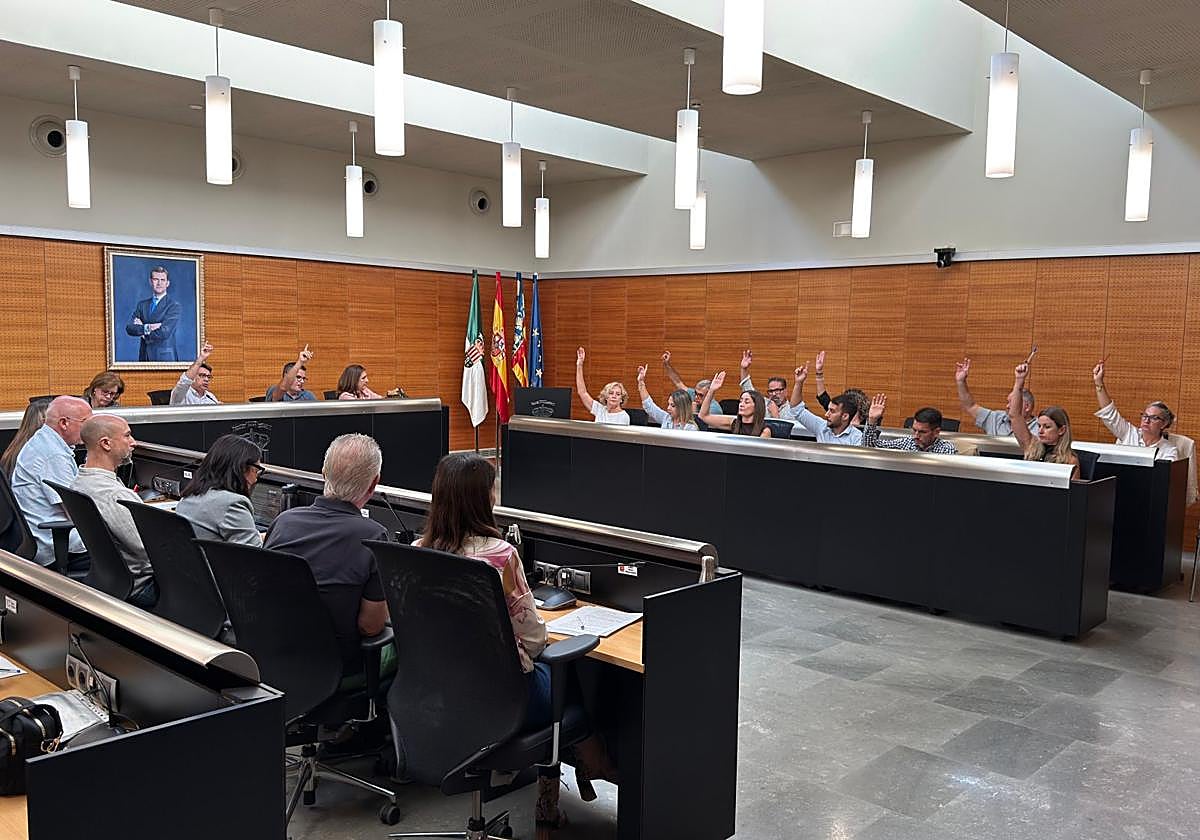 The San Vicente government team approves new waste tax reductions for vulnerable families in a plenary session.