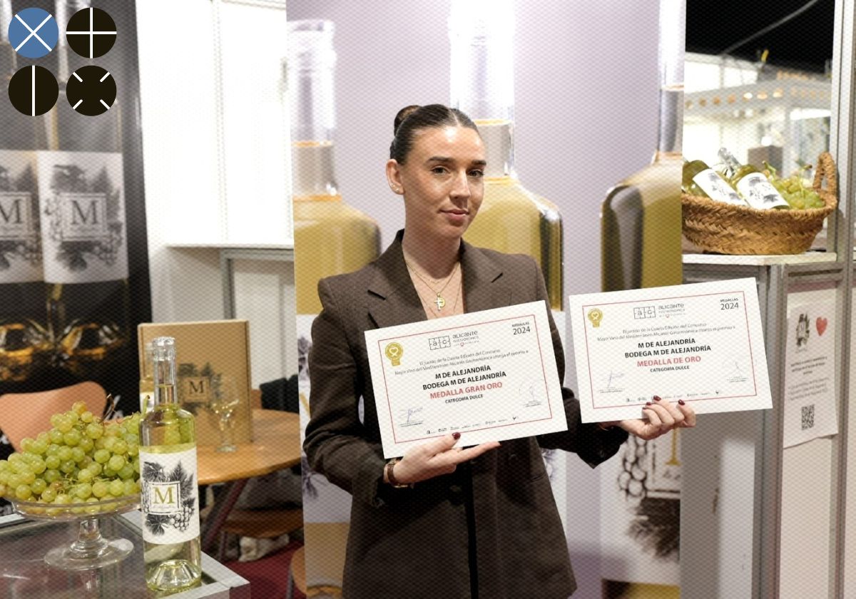 Cristina Tro displays the diplomas that certify 'M de Alejandría' with the gold and grand gold medals at Alicante Gastronómica.
