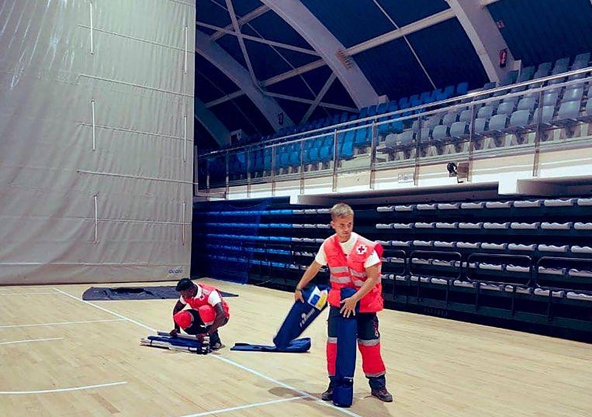 Red Cross volunteers set up a provisional shelter in the Torrevieja pavilion.