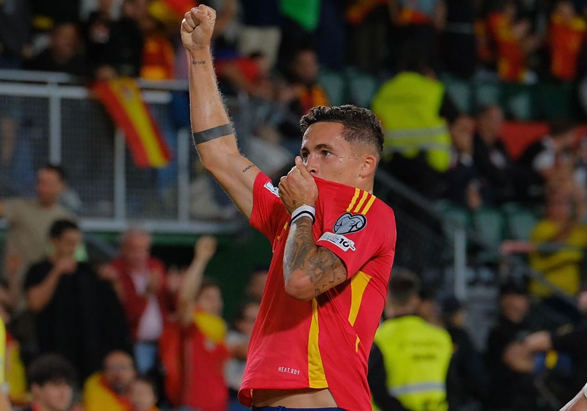 Yeremy Pino celebrando el primer tanto del encuentro.