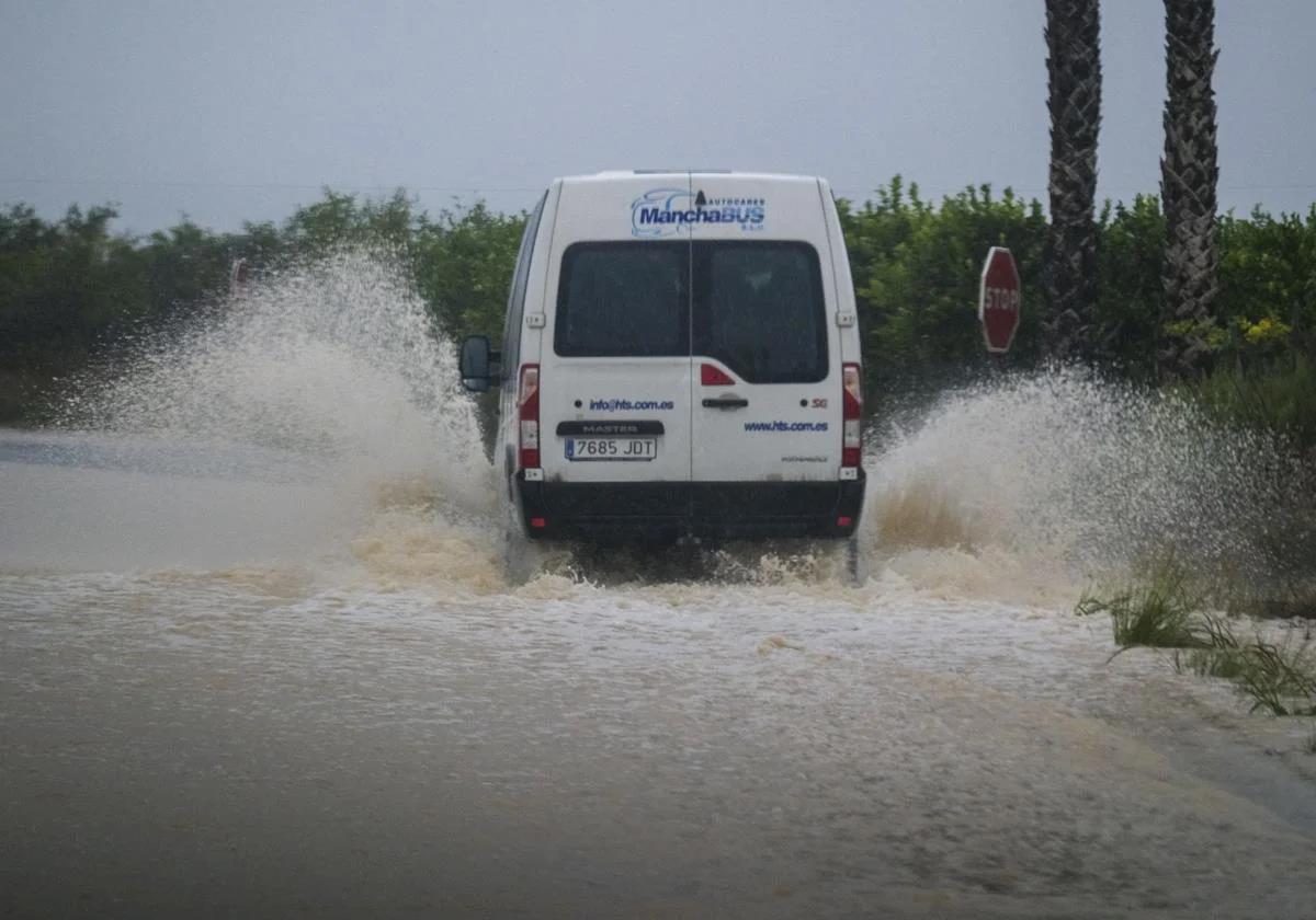 Imagen principal - Emergencias emite un aviso especial por lluvias torrenciales y pide extremar la precaución en barrancos