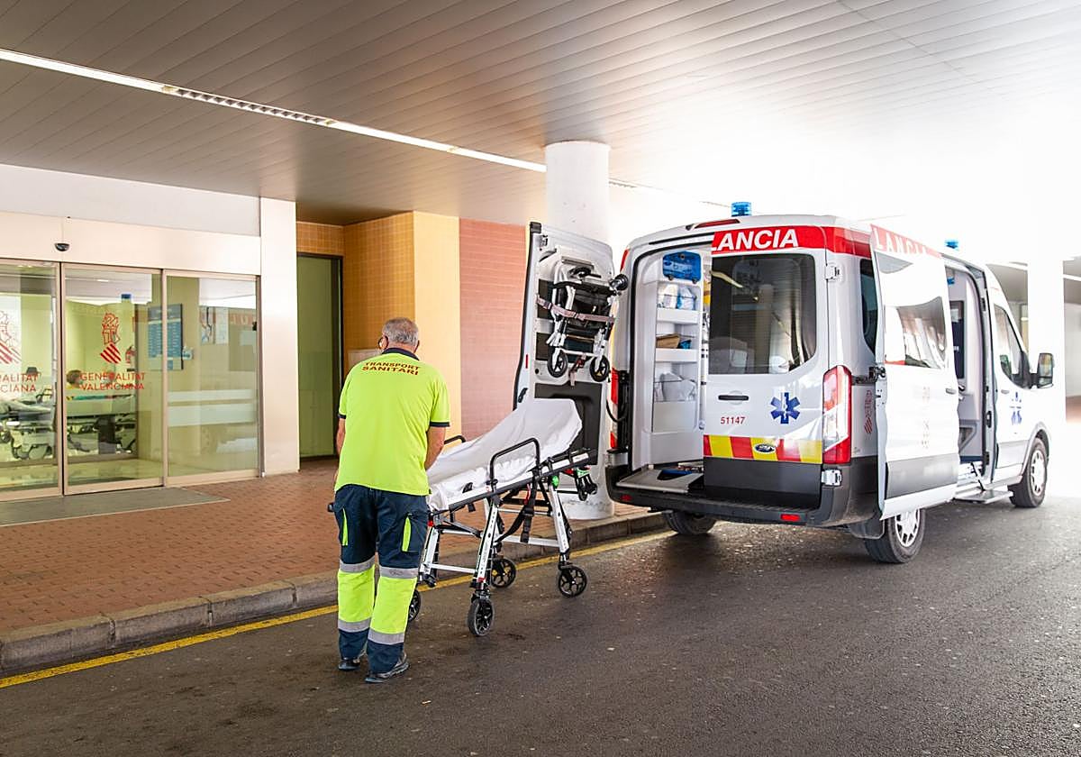 Acceso a las urgencias del Hospital de Torrevieja.