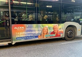 Autobús urbano de Alicante con la cartelería de la campaña.