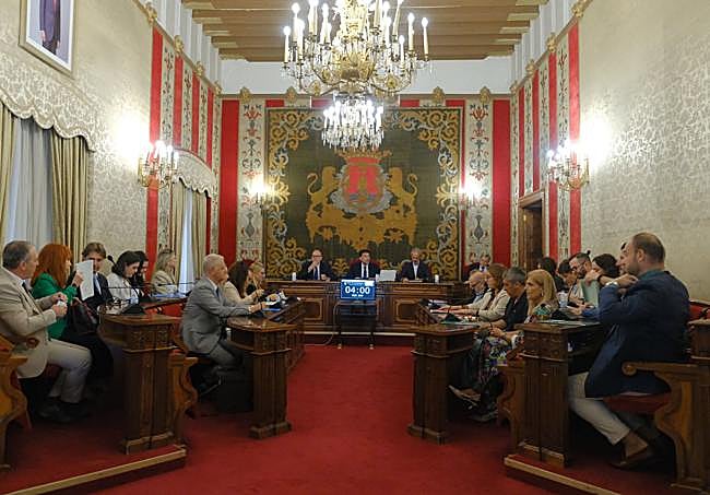 El salón de plenos de Alicante durante el debate.