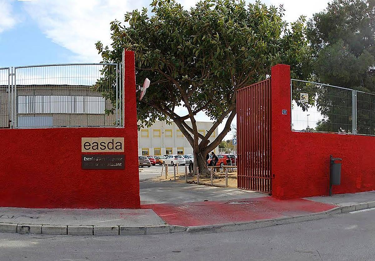 Puerta de acceso al recinto de la EASDA.