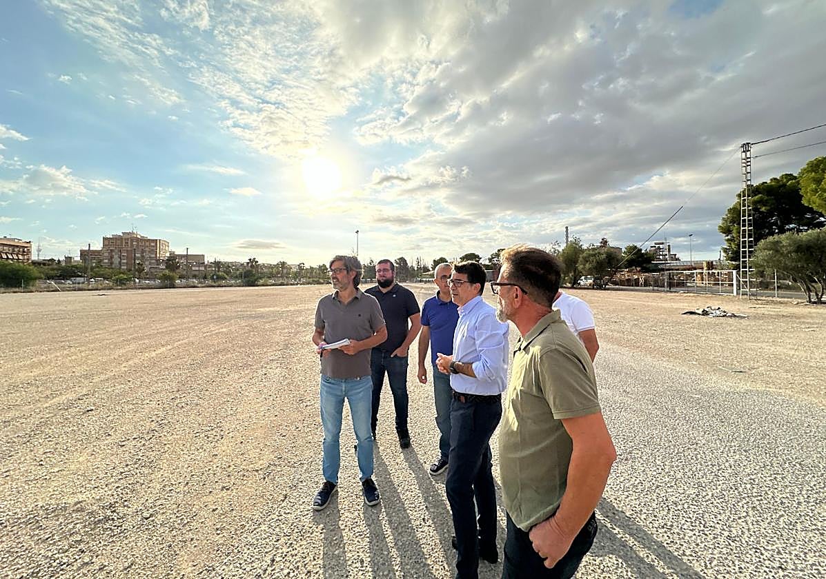 El alcalde, durante la visita al solar que se convertirá en nuevo pulmón verde de San Vicente.