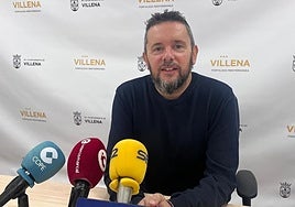 El concejal Francisco Iniesta anuncia la adjudicación del contrato de mantenimiento de zonas verdes en Villena.