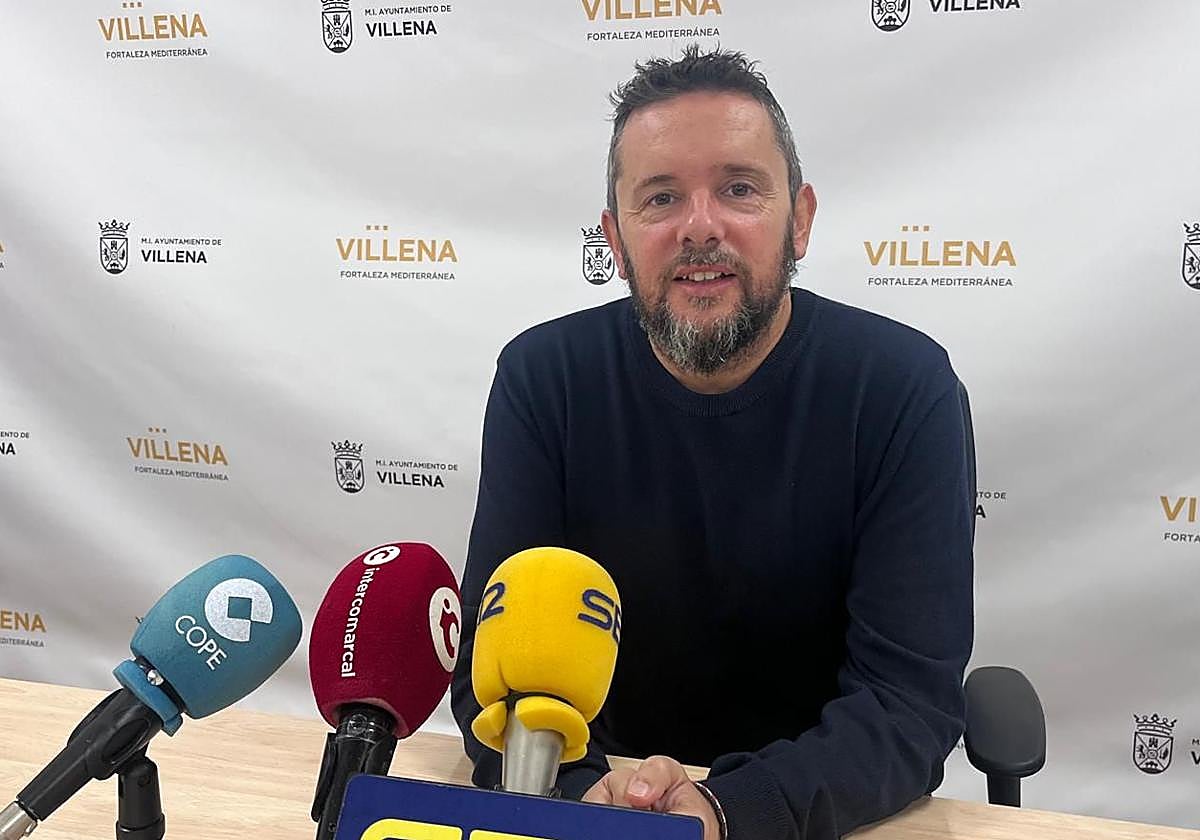 El concejal Francisco Iniesta anuncia la adjudicación del contrato de mantenimiento de zonas verdes en Villena.