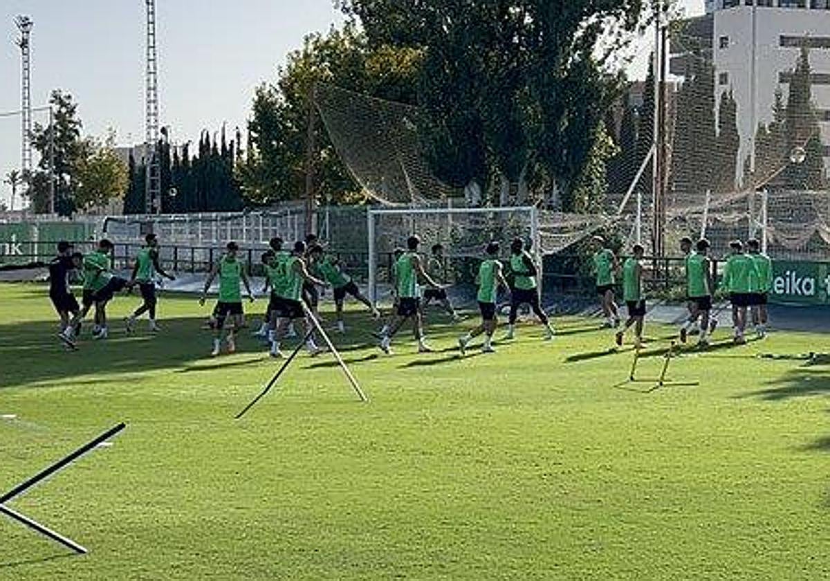 La plantilla del Elche CF se ejercita en el Diego Quiles para preparar el duelo ante el Athletic Club.