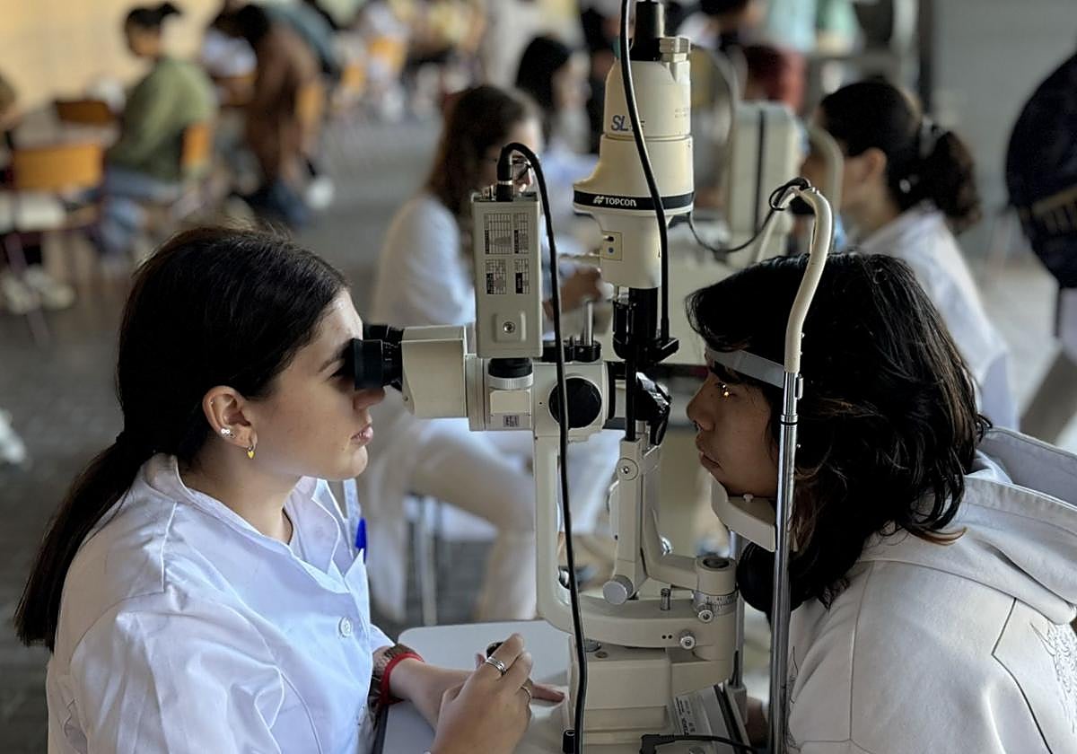 Estudiantes de Óptica y Optometría de la UA realizarán revisiones visuales gratuitas por el Día Mundial de la Visión.