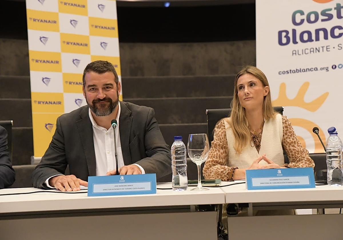 El director del Patronato de Costa Blanca, José Mancebo, junto con la directora de comunicación de Rynair en España, Alejandra Ruiz.
