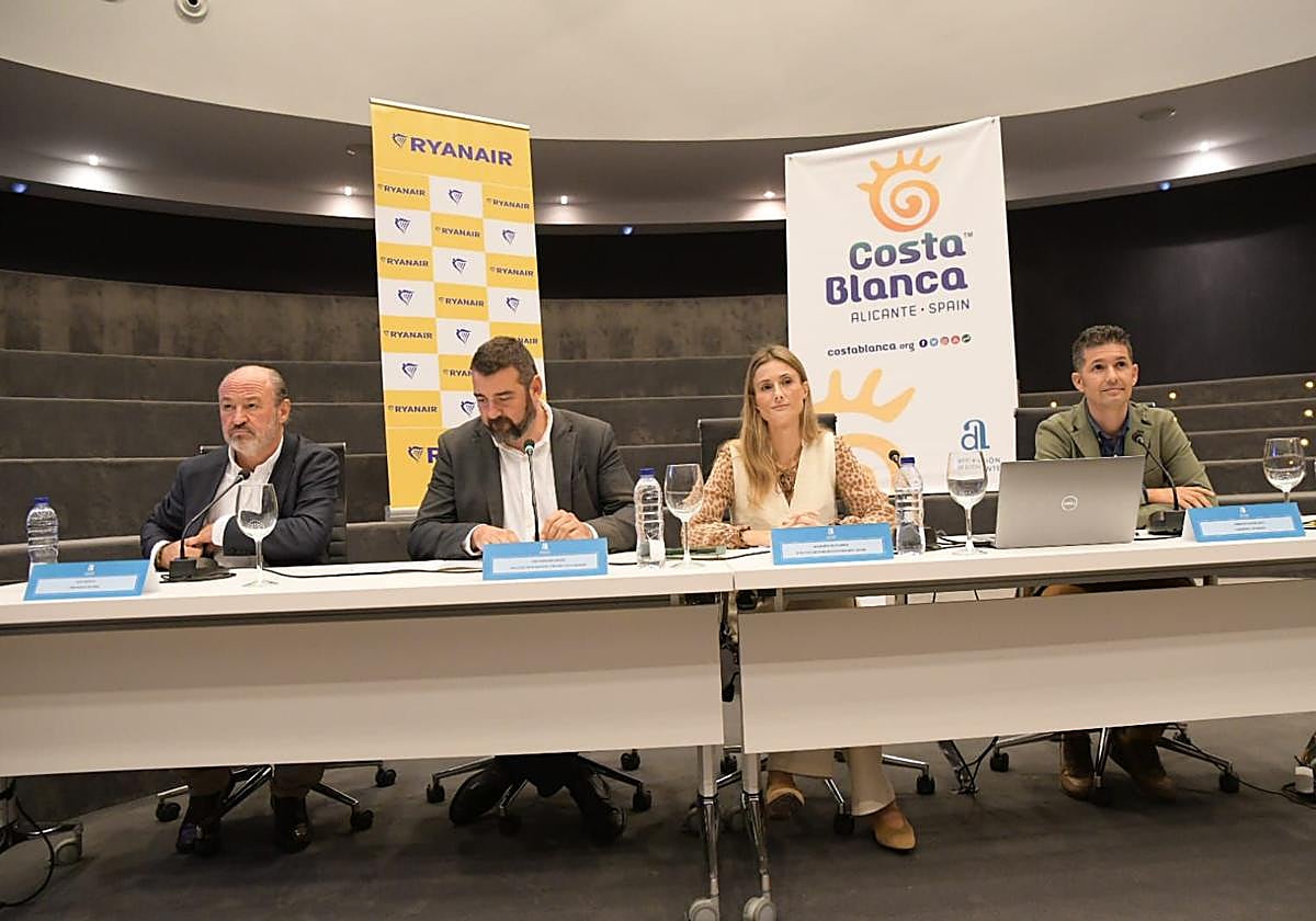 Jornada de Conectividad Aérea en Alicante. De izquierda a derecha: Luis Castillo, presidente de APHA; José Mancebo, director del Patronato de Turismo; Alejandra Ruiz, directora de comunicación de Ryanair; y Fede Fuster, presidente de Hosbec.