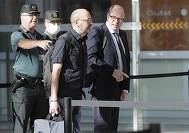 Francis Puig, hermano del expresidente de la Generalitat Ximo Puig, antes de declarar en el juzgado.