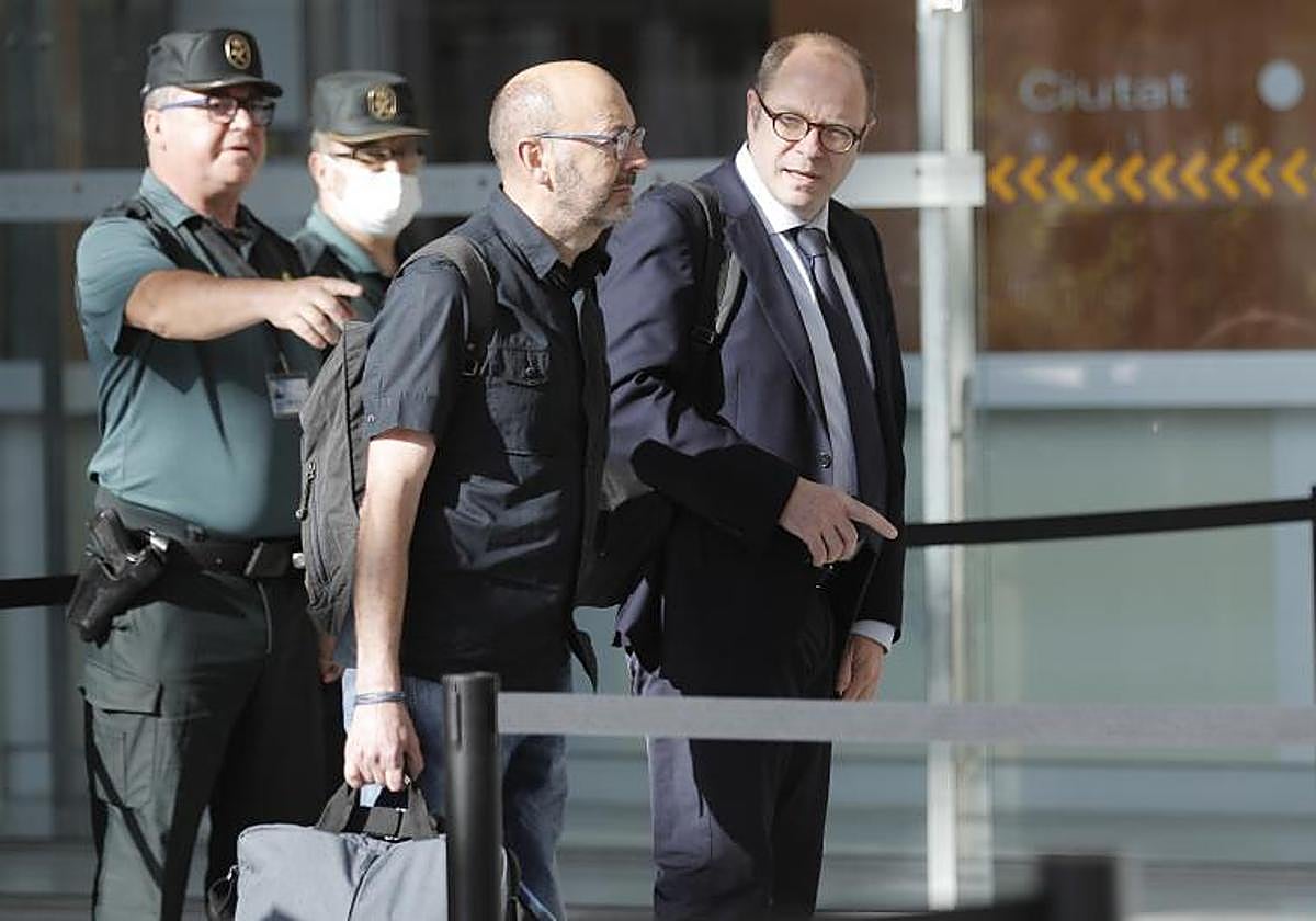 Francis Puig, hermano del expresidente de la Generalitat Ximo Puig, antes de declarar en el juzgado.