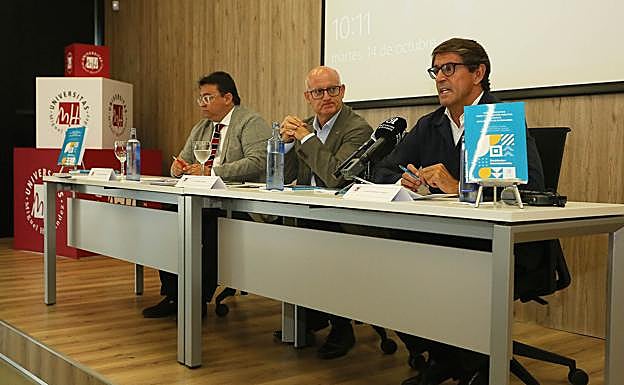 El diputado de Residentes Internacionales, Juan de Dios Navarro (izquierda) durante la presentación de la guía.