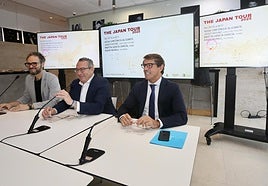 El presidente de la Diputación, Toni Pérez, junto al diputado de Cultura, Juan de Dios Navarro, y el director del ADDA, Josep Vicent.