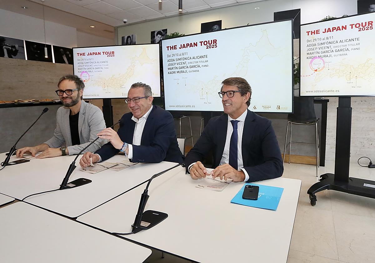 El presidente de la Diputación, Toni Pérez, junto al diputado de Cultura, Juan de Dios Navarro, y el director del ADDA, Josep Vicent.
