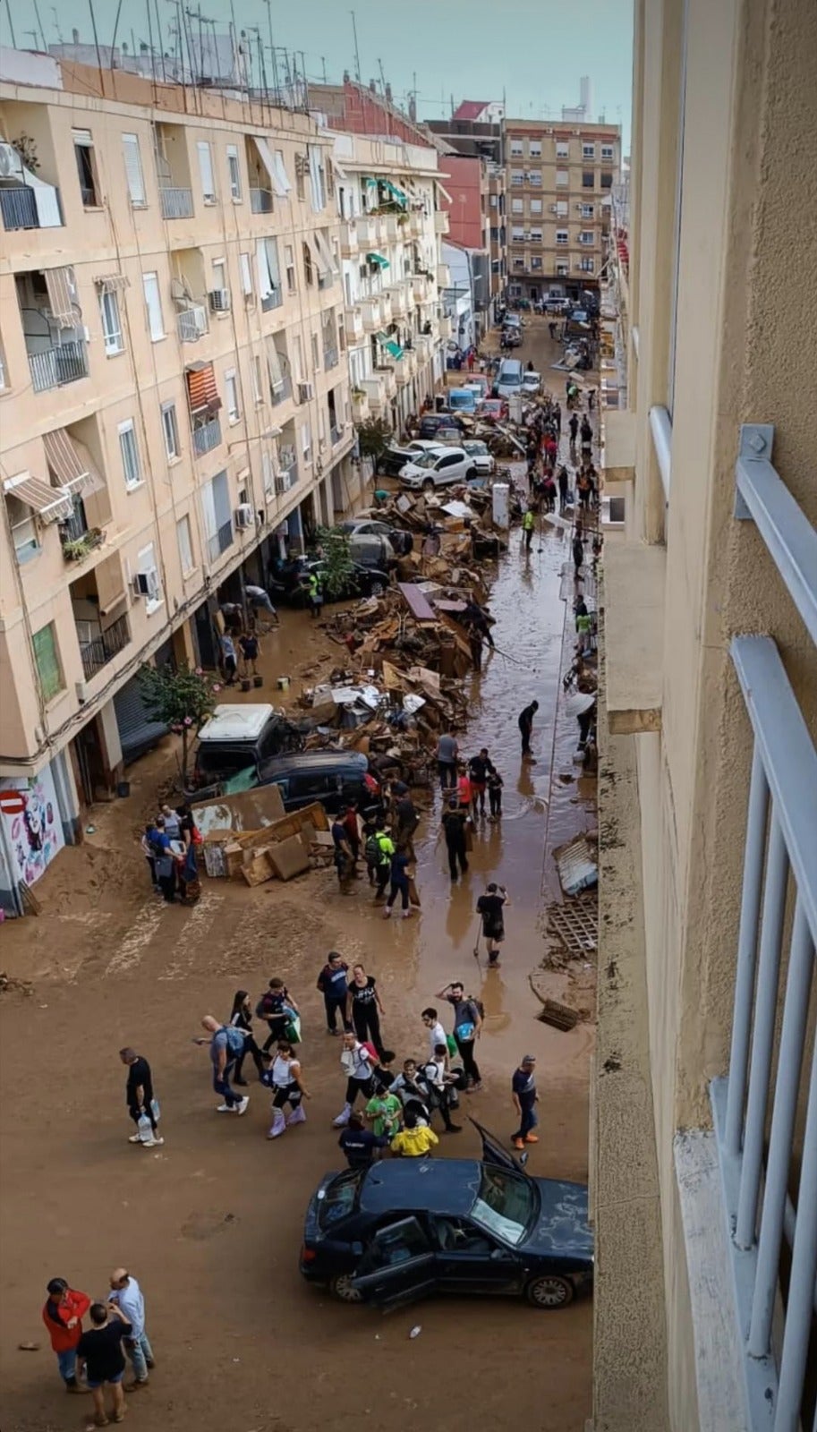 José repartiendo en Paiporta la ayuda alicantina.