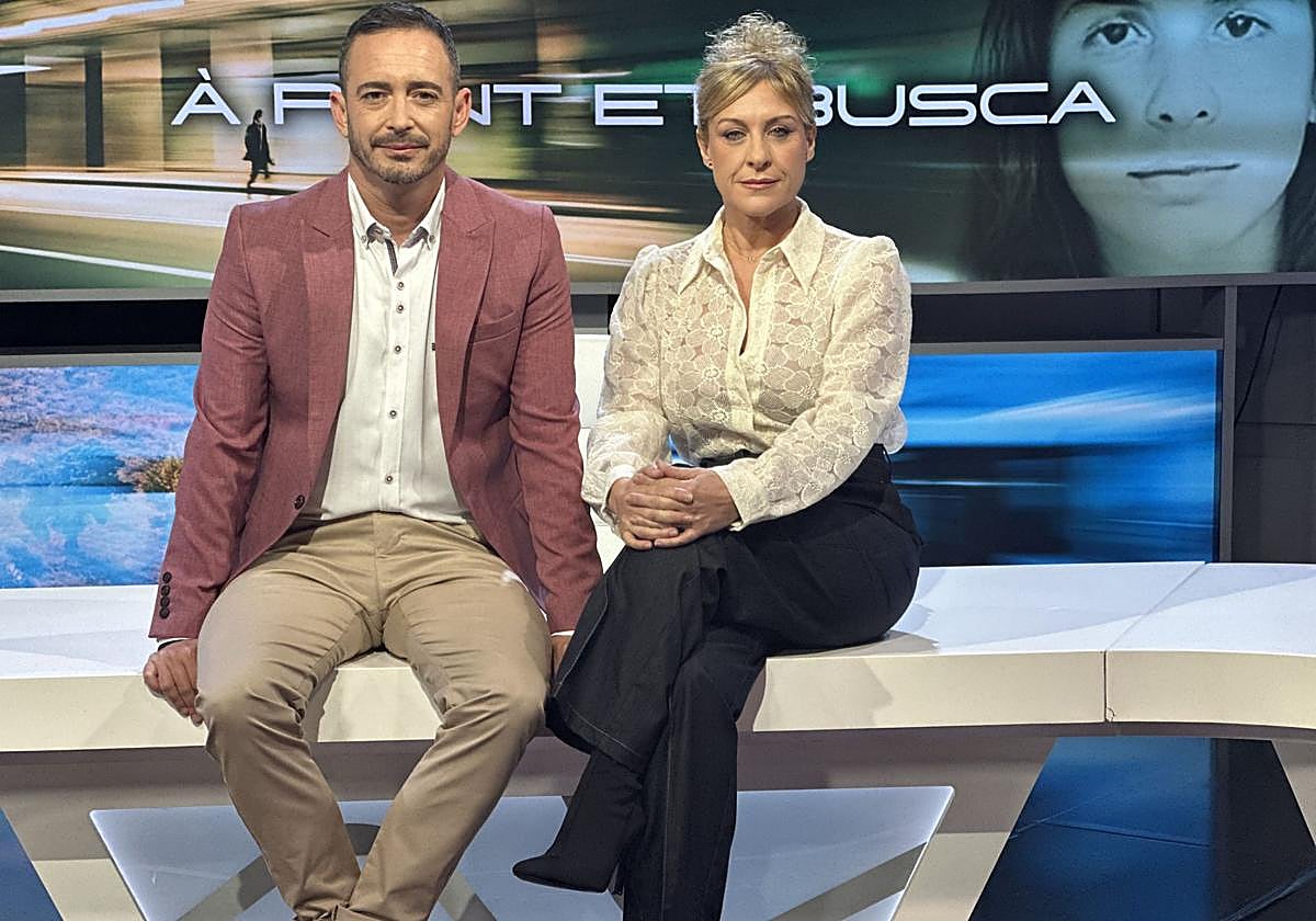 Juan Nieto and Mireia Llinares, presenters of 'À Punt et busca'.