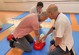 Hombre practicando una maniobra RCP sobre un maniquí.