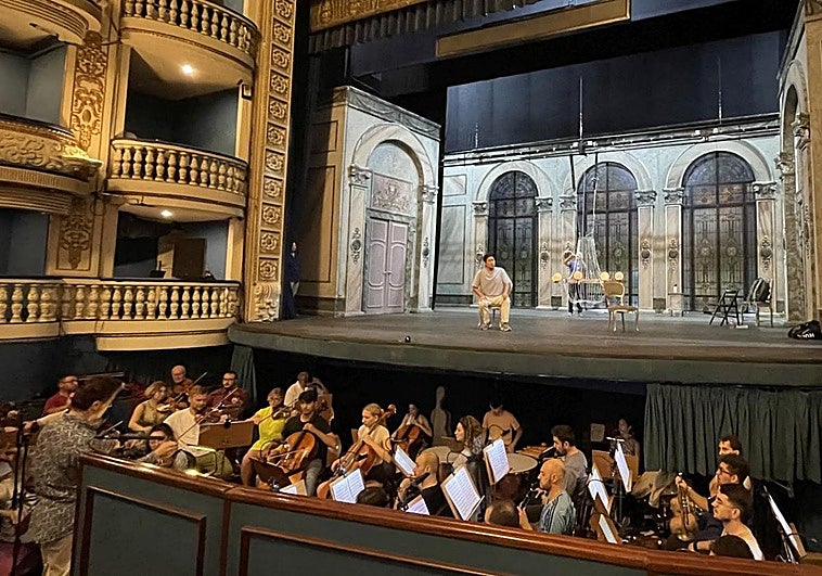 Montaje de 'La Traviata' en el Teatro Principal de Alicante.