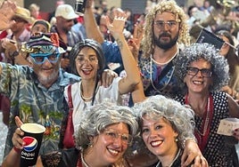 Las comparsas de El Campello llenaron de humor, color y música la tradicional retreta de las fiestas de Moros y Cristianos.