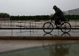 Un hombre en bicicleta, durante los días de lluvia provocaos por la dana 'Alice'.