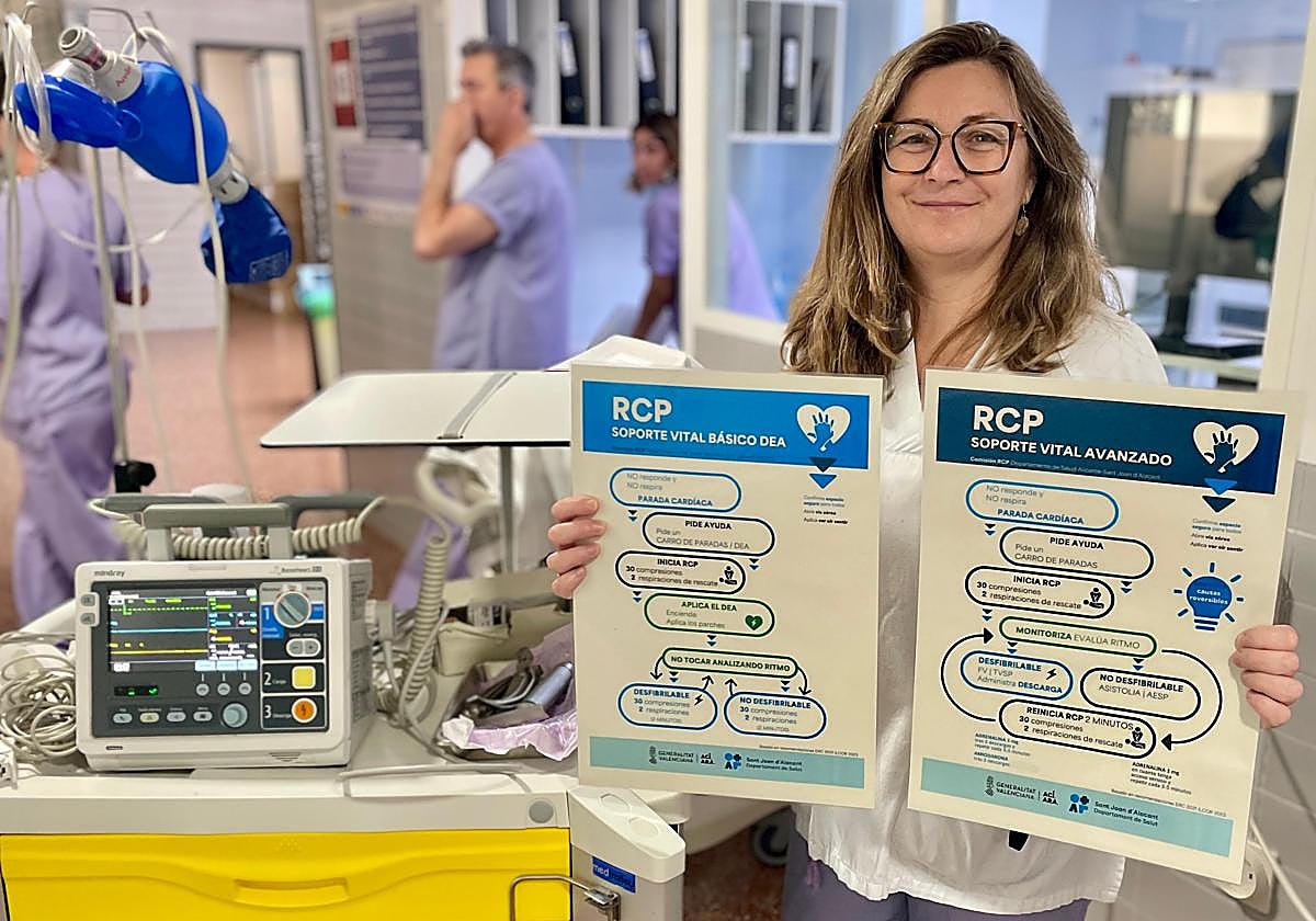 La Dr. Mariola Martínez Juan con carteles para instruir en maniobras RCP.