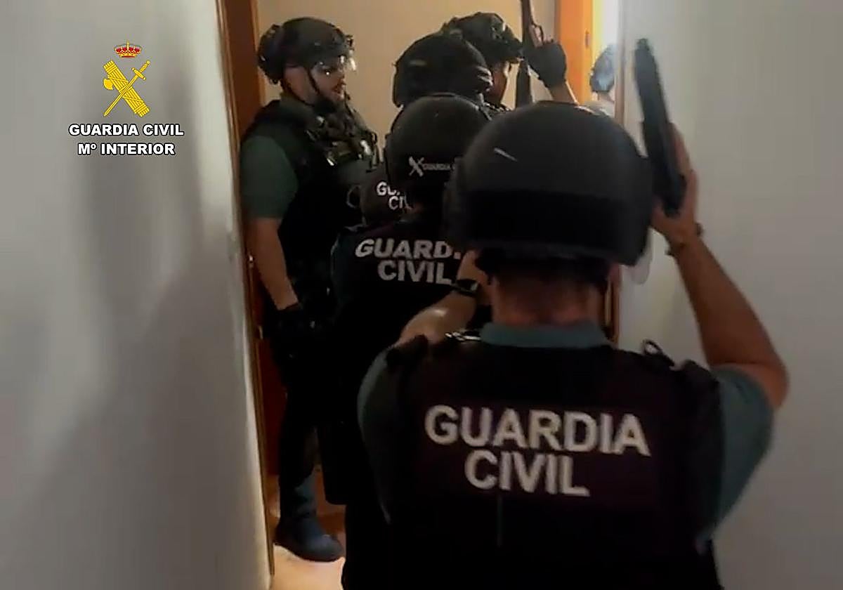 Efectivos de la Guardia Civil, durante un operativo.