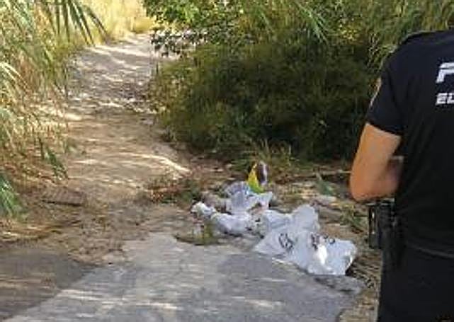 Un Policía Local en el lugar del vertido de escombros.