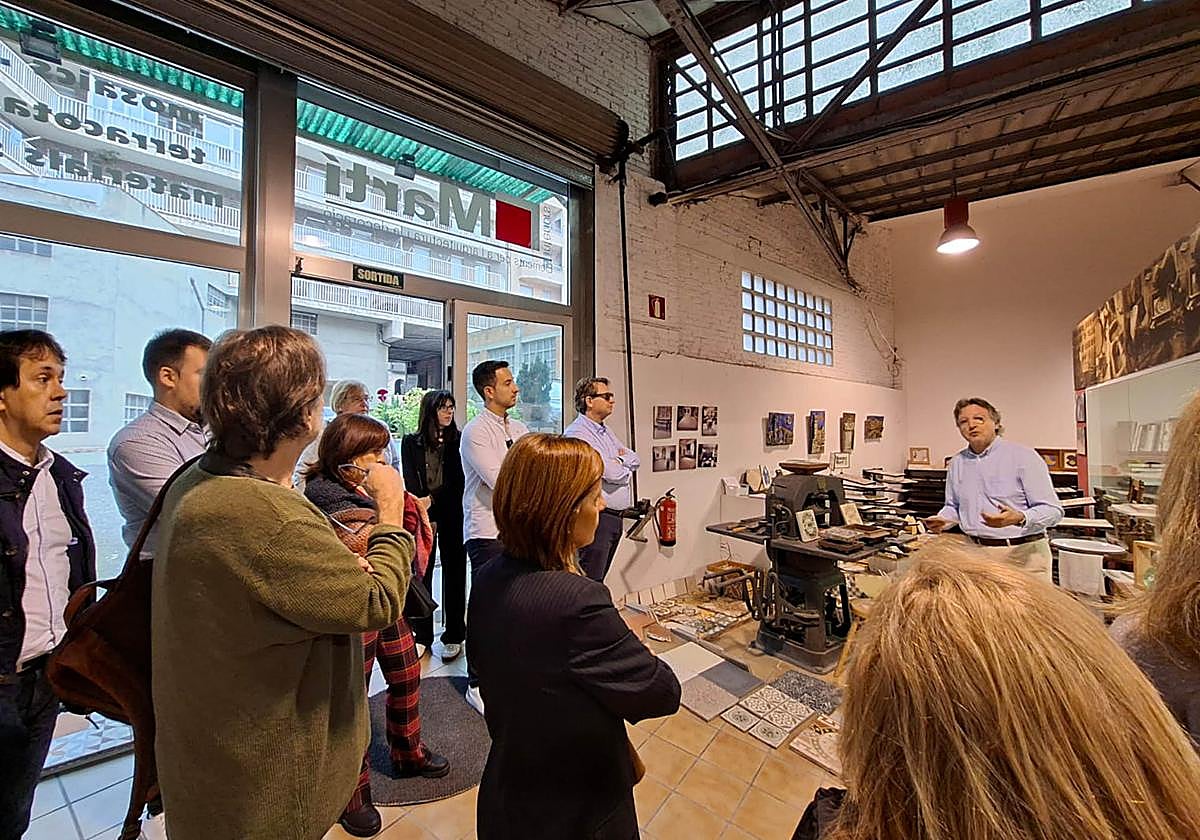Alicante entrepreneurs in a Barcelona factory during the trip.