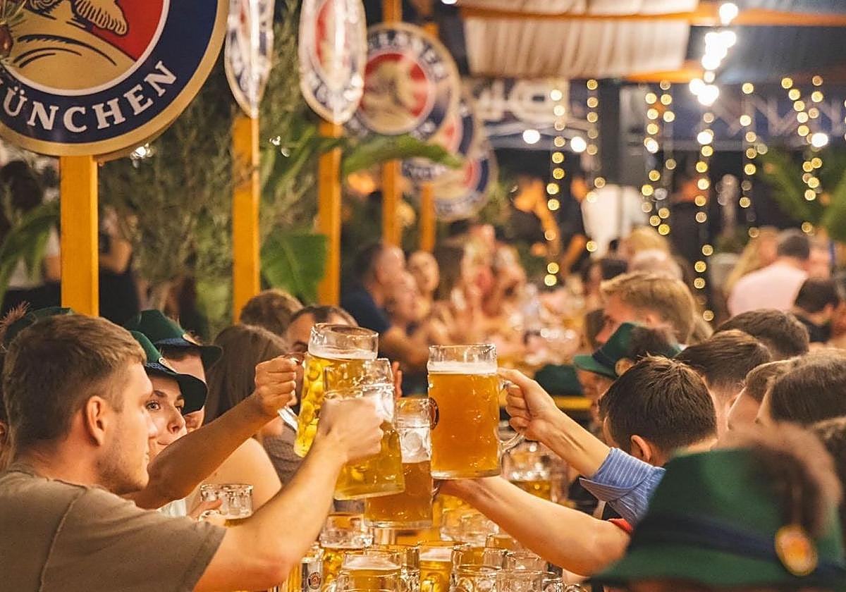 Ambiente de la carpa bávara del Oktoberfest.