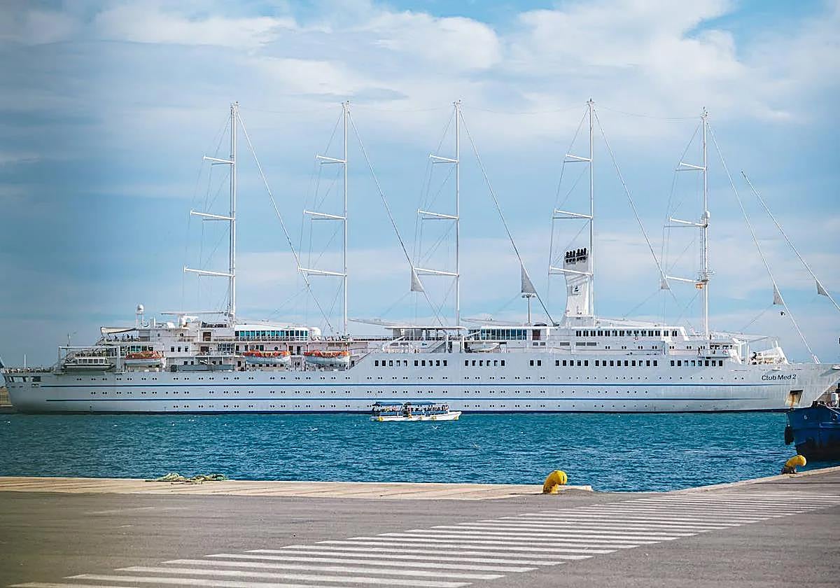 Visita del 'Club Med 2', el velero más grande del mundo, al puerto de Alicante.
