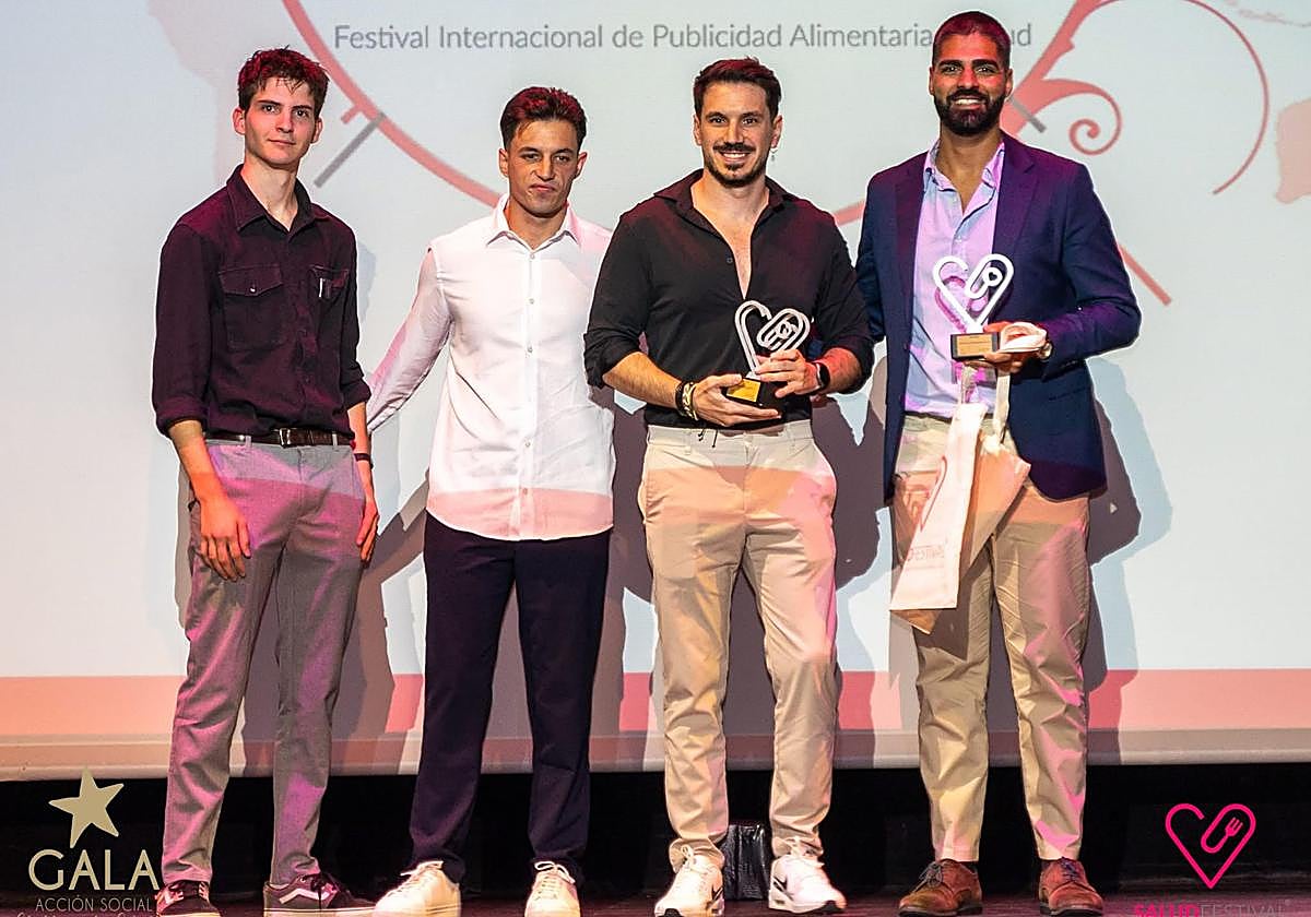 Responsables de la firma HealthMate en el momento de recoger el premio.