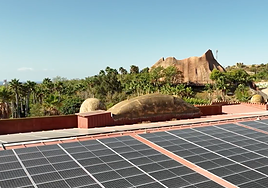 Paneles fotovoltaicos en el parque Terra Natura de Benidorm.