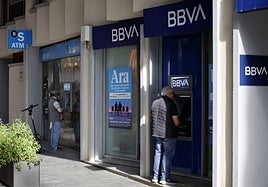 Vista de una oficina del Banco Sabadell junto a otra del BBVA.