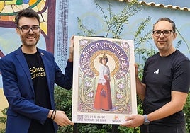 El alcalde de Novelda, Fran Martínez, junto al cartel oficial de la IX edición de Novelda Modernista.