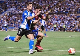 Fran Sol disputa el balón con un jugador del Tarazona.