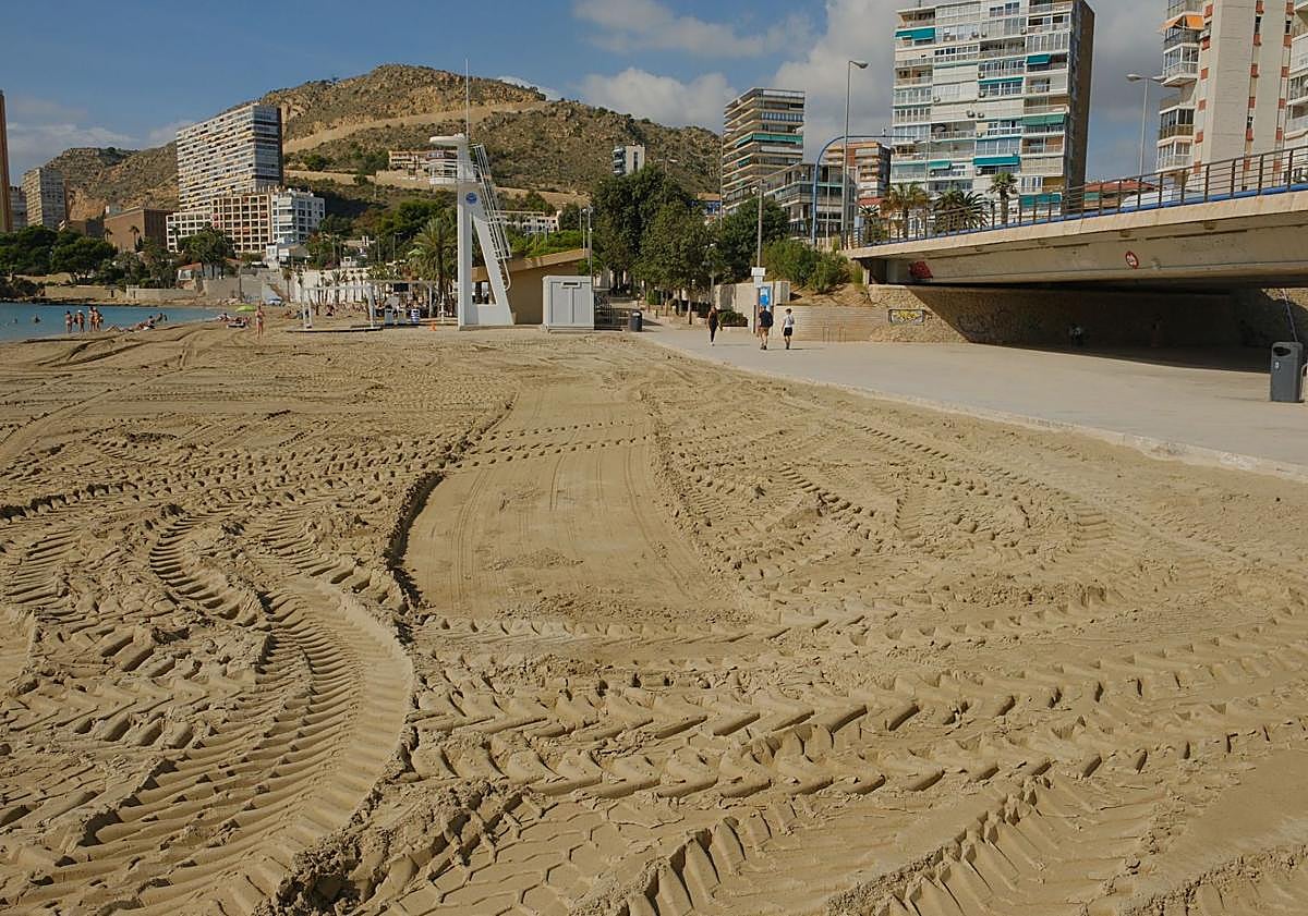 Imagen principal - La playa de la Albufereta regenerada, sin arena y el Barranco del Juncaret.