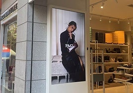 Belén Mora en un escaparate de Madrid.