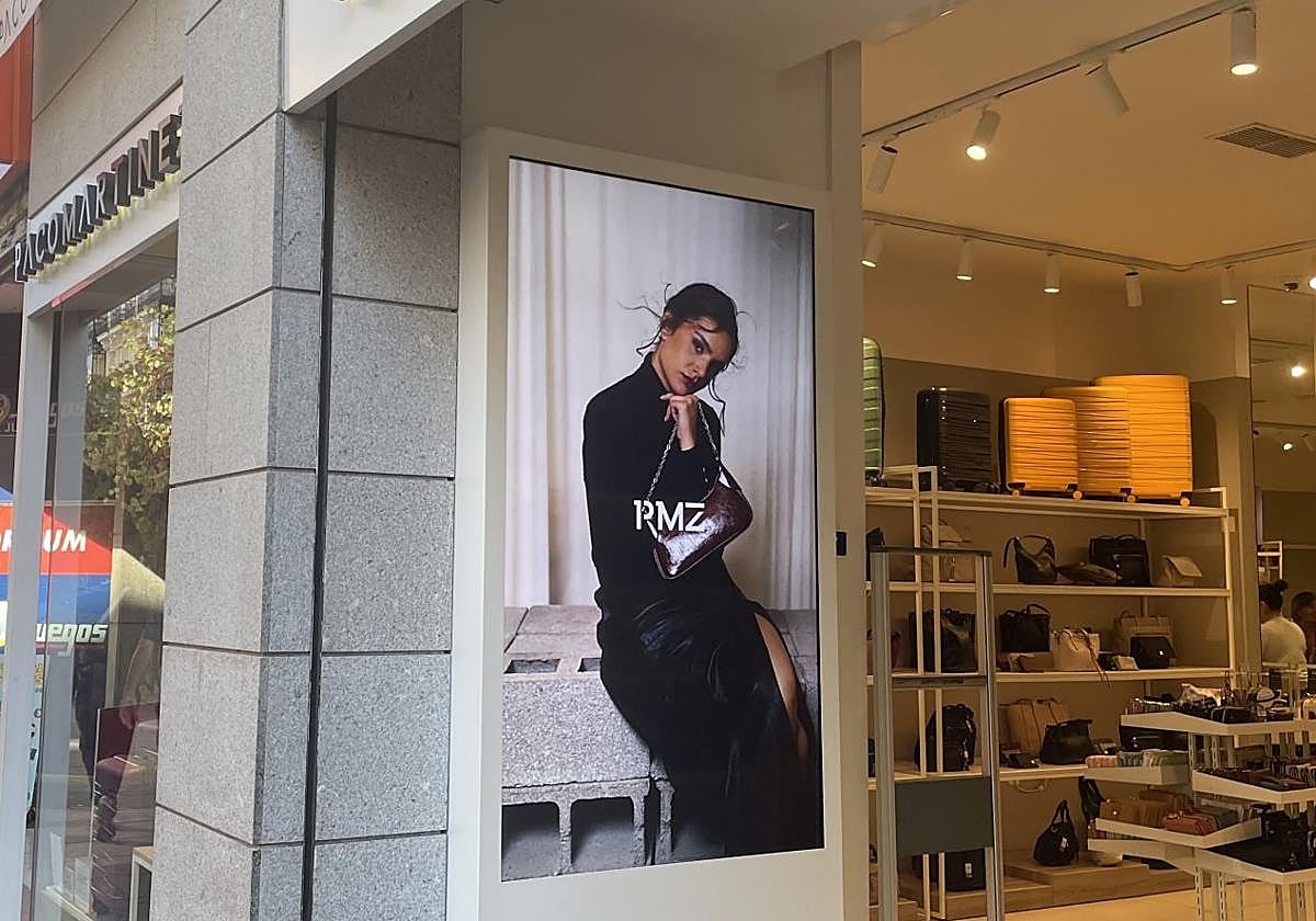 Belén Mora en un escaparate de Madrid.