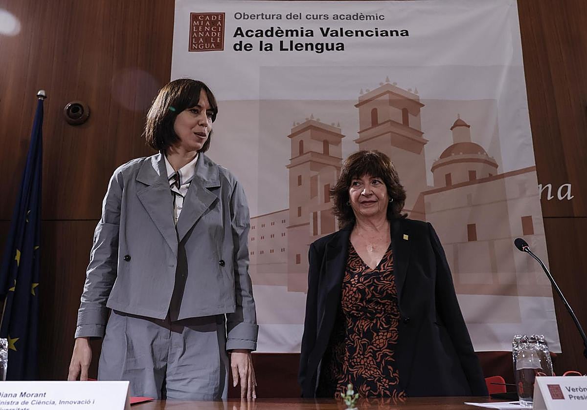 La ministra de Ciencia e Innovación, Diana Morant, y la presidenta de la Acadèmia Valenciana de la Llengua (AVL), Verònica Cantó, durante la apertura del curso este viernes.
