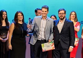 Recogida del premio durante la gala celebrada en Elda.
