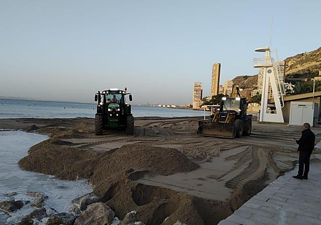 Los servicios municipales redistribuyen la arena.