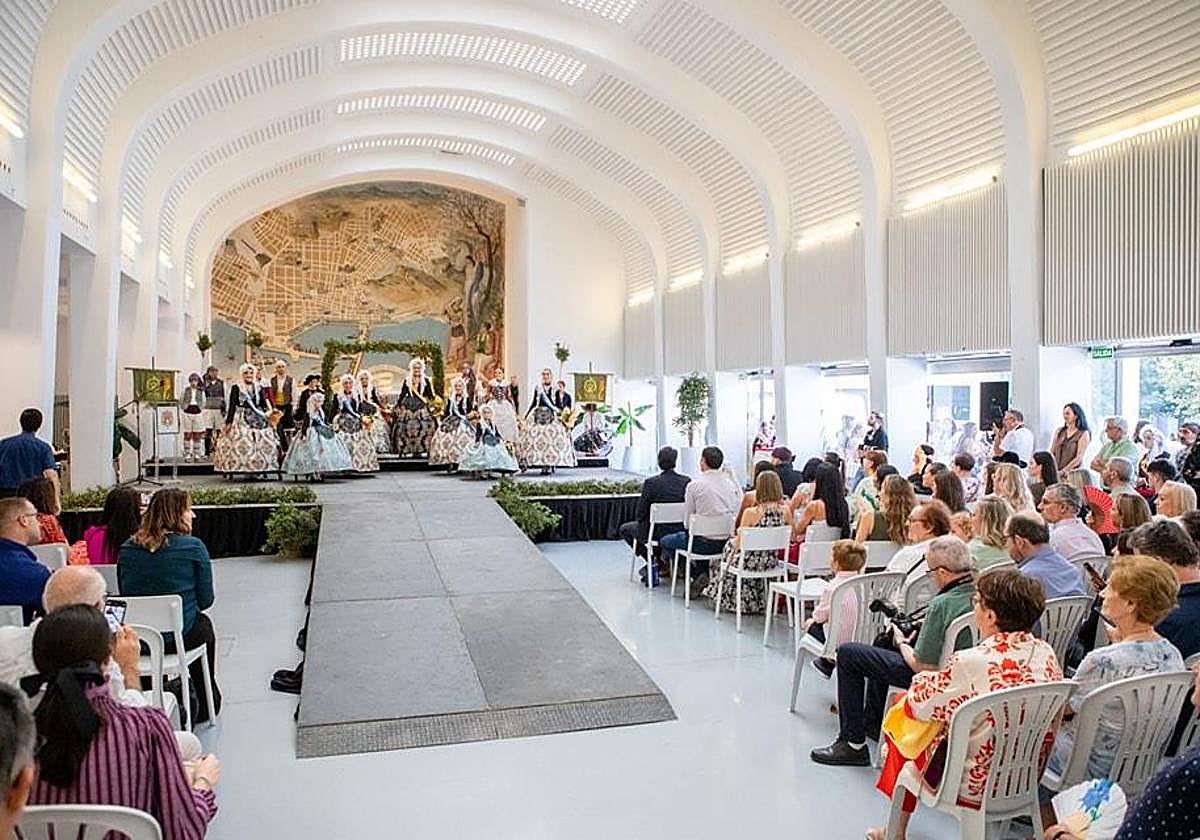 Proclamation of the belleas and dames d'honor of Sèneca-Autobusos.