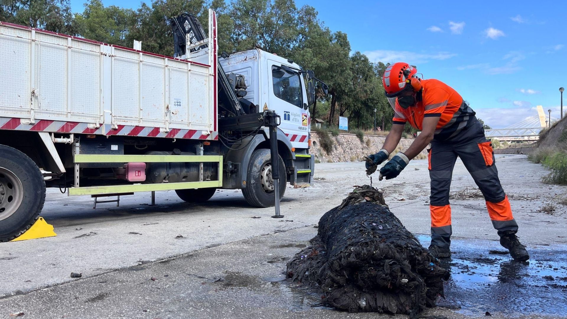 Residuos atrapados en el colector del río Vinalopó.