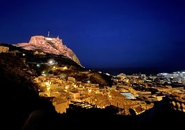 Vistas del barrio de Santa Cruz durante la noche.