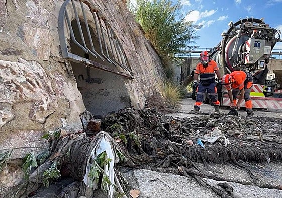 Residuos en el aliviadero del río.