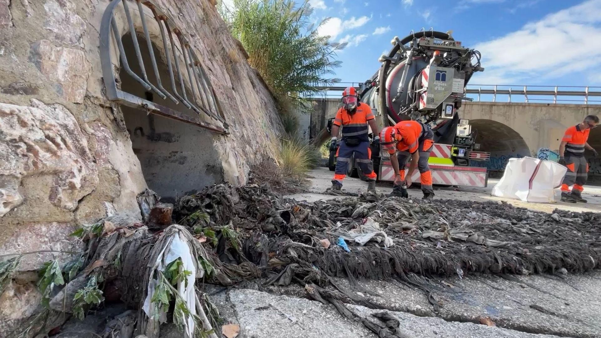 Residuos en el aliviadero del río.