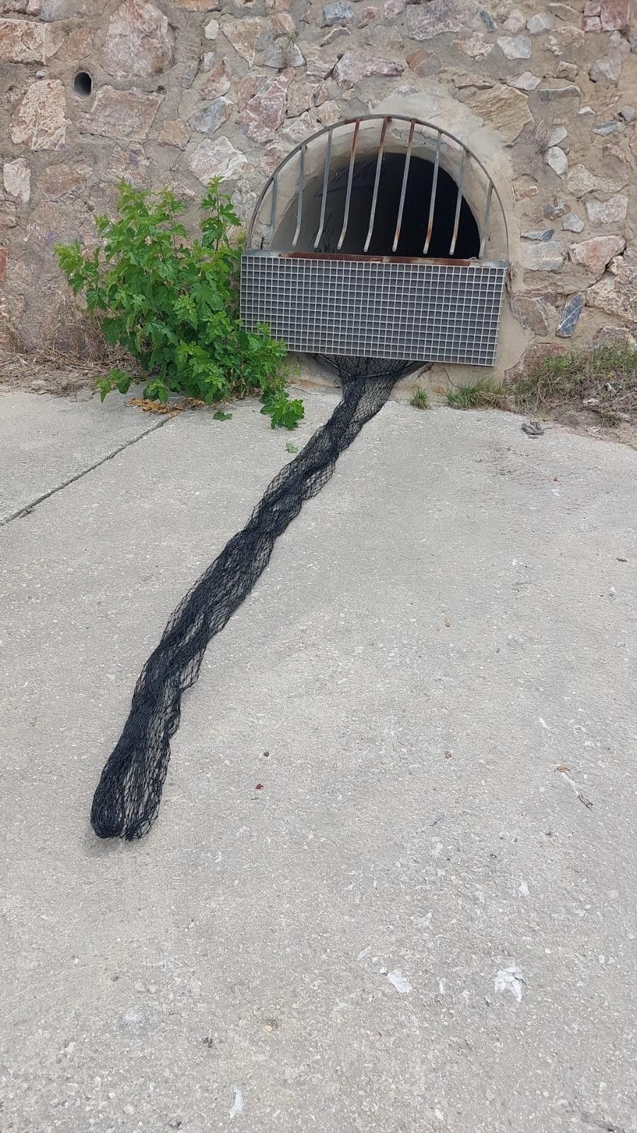 El sistema de mallas de retención de residuos.